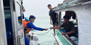 Kabut Asap Selimuti Perairan Tarakan, Polairud Bagikan Ratusan  Masker untuk Nelayan