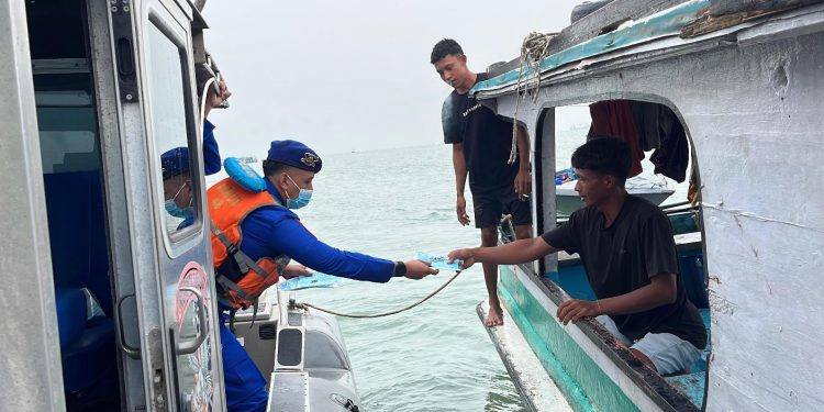Kabut Asap Selimuti Perairan Tarakan, Polairud Bagikan Ratusan  Masker untuk Nelayan