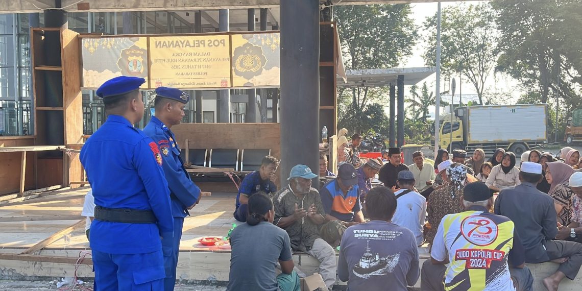 “Nongkrong” Bareng Warga, Polairud Tarakan Serap Aspirasi di Pelabuhan Fery Juata Laut