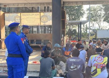 “Nongkrong” Bareng Warga, Polairud Tarakan Serap Aspirasi di Pelabuhan Fery Juata Laut