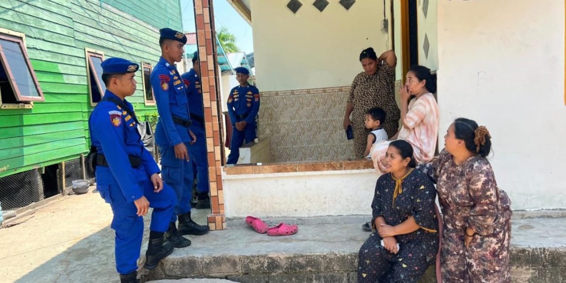 Polisi RW Sambangi Warga Pesisir, Dengarkan Keluhan Ibu-Ibu