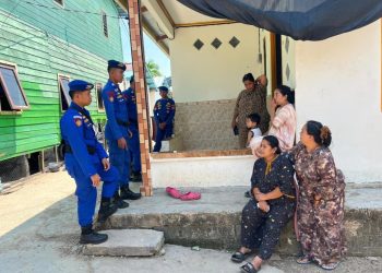 Polisi RW Sambangi Warga Pesisir, Dengarkan Keluhan Ibu-Ibu