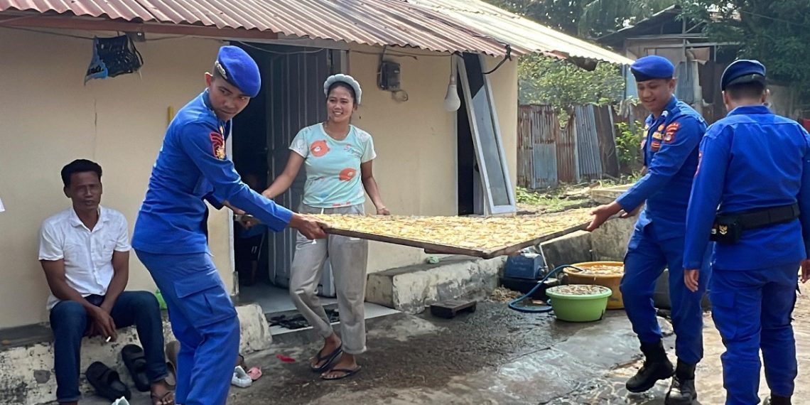 Tak Berjarak dengan Warga, Polisi Penolong Polairud Kaltara Bantu Warga Pesisir