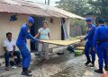 Tak Berjarak dengan Warga, Polisi Penolong Polairud Kaltara Bantu Warga Pesisir