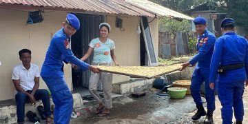 Tak Berjarak dengan Warga, Polisi Penolong Polairud Kaltara Bantu Warga Pesisir