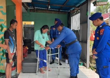 Wujud Polisi Penolong, Polairud Kaltara Bagikan Alat Bantu Jalan
