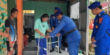 Wujud Polisi Penolong, Polairud Kaltara Bagikan Alat Bantu Jalan