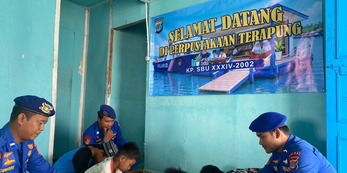 Hari Libur, Polairud Kaltara Hadirkan Perpustakaan Terapung untuk Anak-anak Pesisir Sedadap