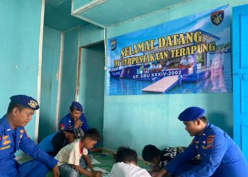 Hari Libur, Polairud Kaltara Hadirkan Perpustakaan Terapung untuk Anak-anak Pesisir Sedadap