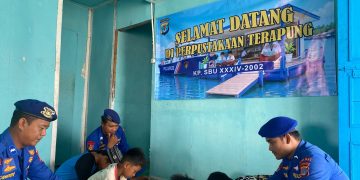 Hari Libur, Polairud Kaltara Hadirkan Perpustakaan Terapung untuk Anak-anak Pesisir Sedadap