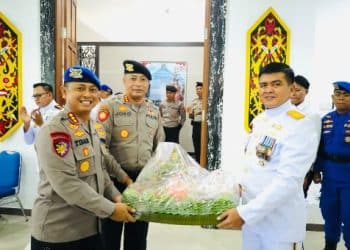 Berikan Surprise dan Tumpeng HUT Ke-81 TNI, Polairud Kaltara Perkuat Sinergitas TNI-Polri