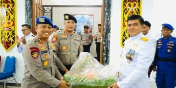 Berikan Surprise dan Tumpeng HUT Ke-81 TNI, Polairud Kaltara Perkuat Sinergitas TNI-Polri