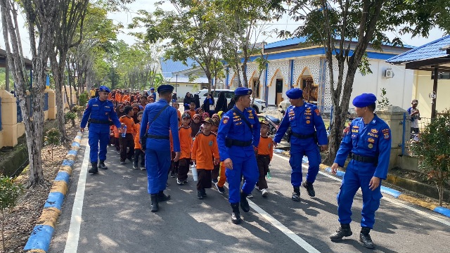 Polisi Sahabat Anak, Ditpolairud Polda Kaltara Sambut Kunjungan Murid MI Al-Izzah