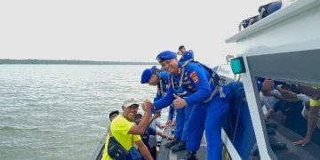 Polisi Bersama Masyarakat! Lewat Patroli dan Sambang, Dirpolairud Polda Kaltara Pererat Sinergi dan Salurkan Bantuan bagi Nelayan