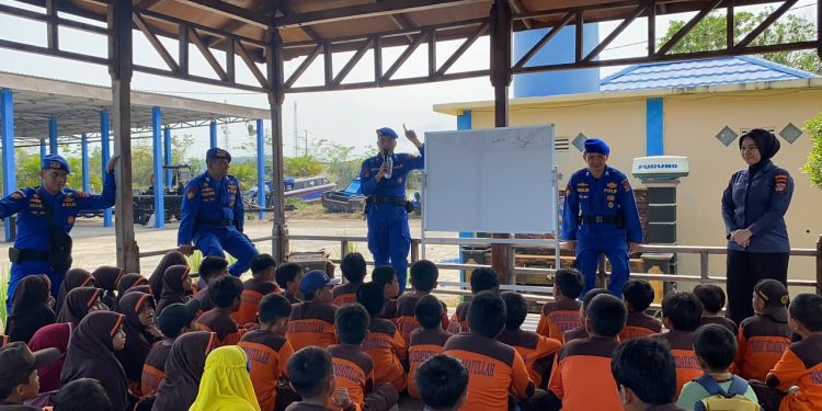 Sinergi Polisi dan Masyarakat, Polairud Kaltara Bekali Murid MI Al-Izzah Wawasan Kelautan dan Keagamaan!