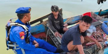 Wujudkan Perairan Aman, Personel KP. SBU XXXIV-2001 Ajak Nelayan Peduli Kamtibmas dan Keselamatan Laut