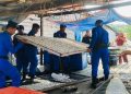 Personel Polairud Polda Kaltara Turun Tangan! Bantu Warga Pesisir Angkat Hasil Ikan Kering