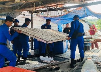 Personel Polairud Polda Kaltara Turun Tangan! Bantu Warga Pesisir Angkat Hasil Ikan Kering