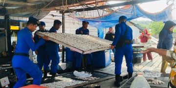 Personel Polairud Polda Kaltara Turun Tangan! Bantu Warga Pesisir Angkat Hasil Ikan Kering