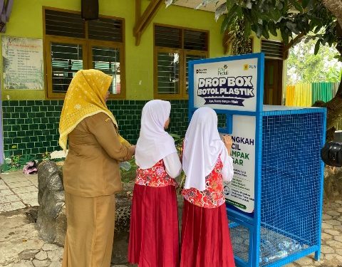 PLN UIP KLT Salurkan Drop Box Botol Plastik, Perluas Pengelolaan Sampah Berbasis Masyarakat di Lamaru
