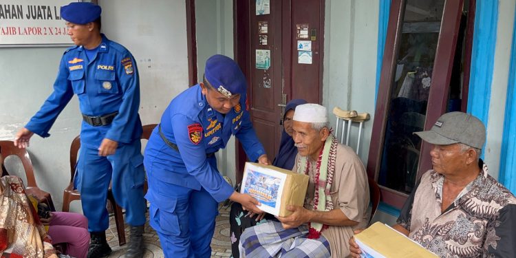 Jumat Berkah Ditpolairud Polda Kaltara Berbagi Sembako untuk Masyarakat Pesisir